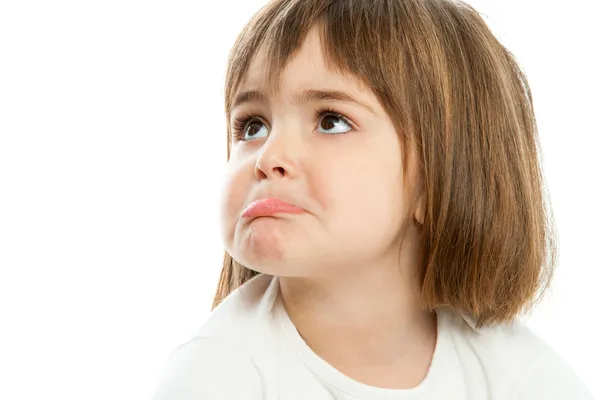 Pequeña niña tirando de los labios . — Foto de Stock