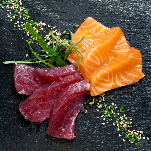 Čerstvý tuňák a losos sashimi. — Stock fotografie