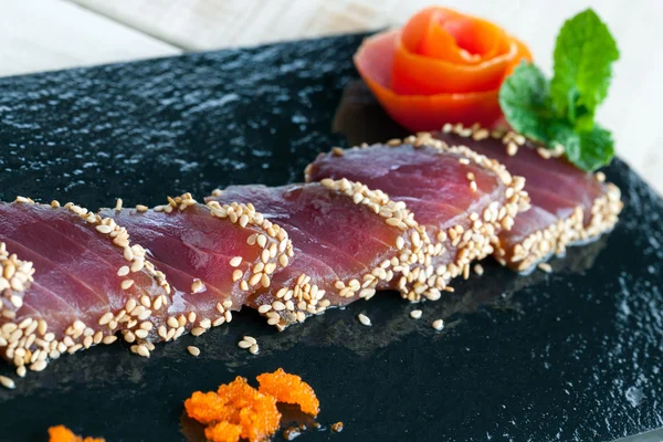 Japanska tataki serveras på svart kakel. — Stockfoto