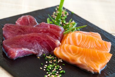 somon ve ton balıklı sashimi.