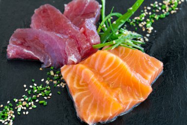 sashimi tuna ve somon.
