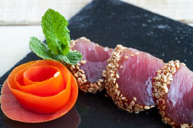 Tataki detay siyah plaka üzerinde.