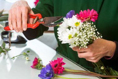 Çiçekçi budama çiçek buketi.
