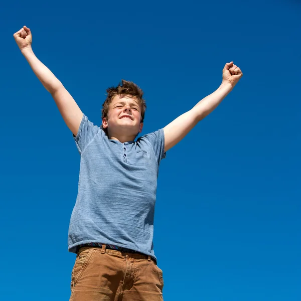 Niño con los brazos abiertos al aire libre . — Foto de Stock