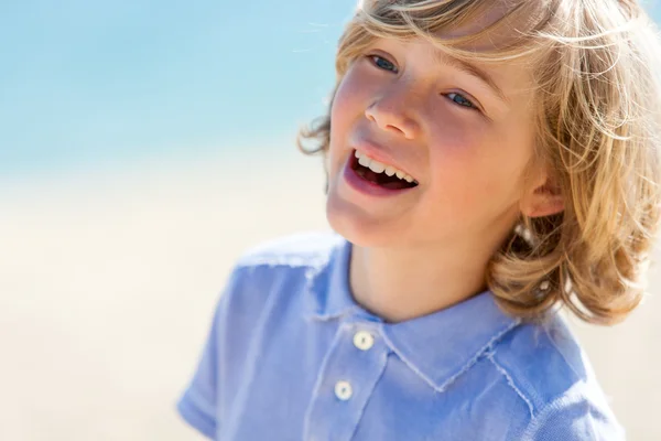 Gesichtsschuss eines lachenden Jungen im Freien. — Stockfoto