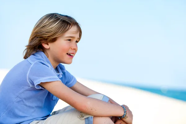 Schattige jongen staren op zee. — Stockfoto