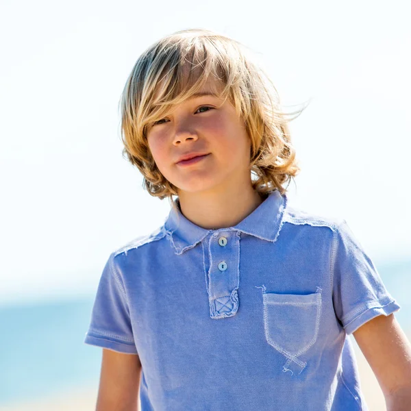 Netter Junge mit blauem Poloshirt im Freien. — Stockfoto