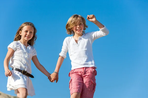 Gelukkige jonge geitjes hand in hand buitenshuis. — Stockfoto