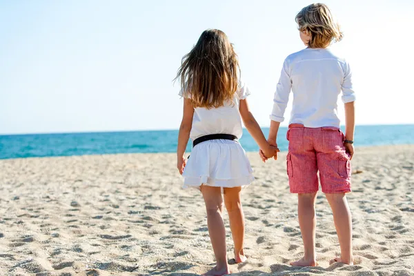 Menino e menina olhando para o mar . — Fotografia de Stock