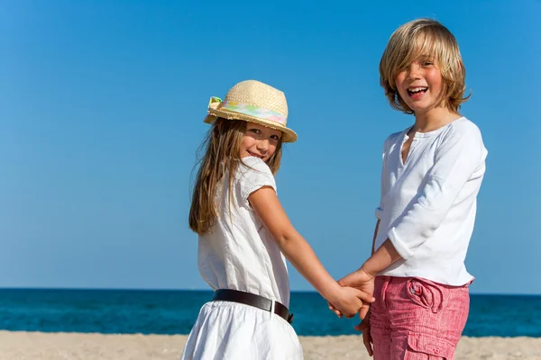 Niedlichen Jungen und Mädchen Händchen haltend. — Stockfoto