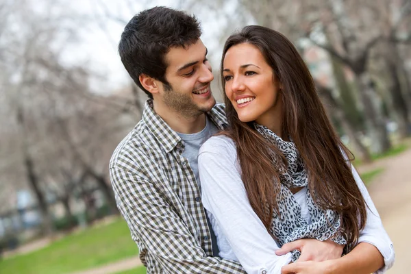 Bonito casal no parque . — Fotografia de Stock