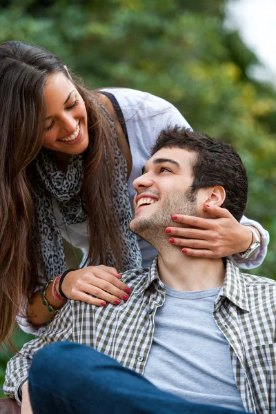 Девушка и парень улыбаются на улице . — стоковое фото
