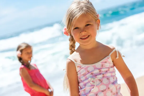 Porträtt av söt flicka på stranden. — Stockfoto