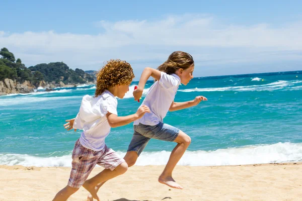 Twee jongens lopen op strand. — Stockfoto