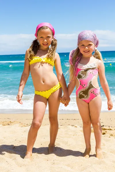 Две девушки в купальниках на пляже . — стоковое фото