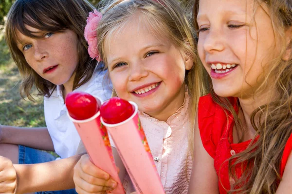 Drei Kinder essen Eis. — Stockfoto