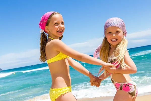 En dag på stranden med en vän. — Stockfoto