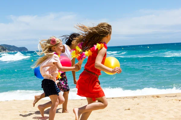 Три молодые девушки бегают по пляжу . — стоковое фото