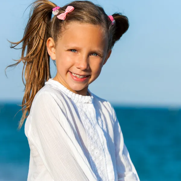 Ponytails ile şirin kız. — Stok fotoğraf