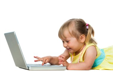 küçük kız eğleniyor üstünde laptop.