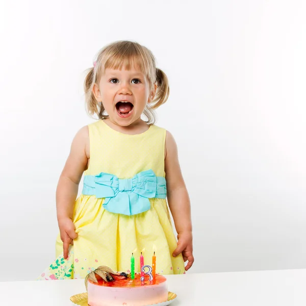 Glückliches Mädchen mit Geburtstagstorte. — Stockfoto