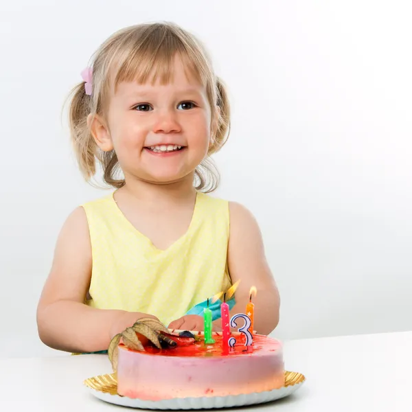Dreijähriger mit Geburtstagstorte. — Stockfoto