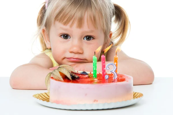 Linda chica con pastel de cumpleaños. —  Fotos de Stock
