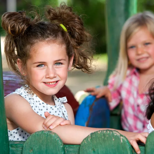 Menina bonito com amigo no parque . — Fotografia de Stock