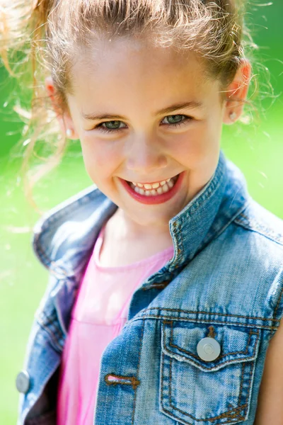 Primo piano di ragazza carina con sorriso felice . — Foto Stock