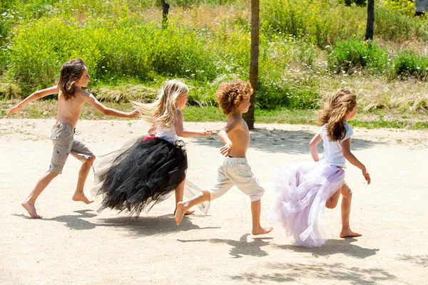 Chicos persiguiendo chicas en el parque . — Foto de Stock