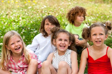 alanında birlikte oturan çocuklar.