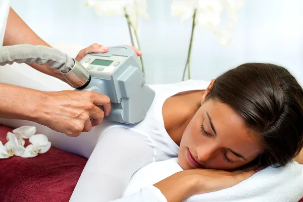 Mulher com redução de celulite massagem . — Fotografia de Stock