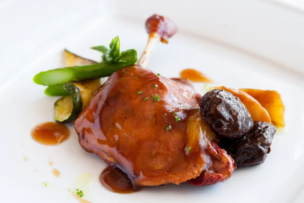 Roast duck thigh with sweet fruit sauce. — Stock Photo, Image