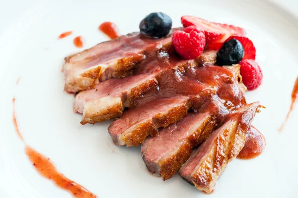 Grilled duck breast with sweet red fruit dressing. — Stock Photo, Image