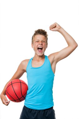 kazanan tutum ile genç basketbolcu.