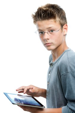 Tablet ile duran genç bir öğrenci.
