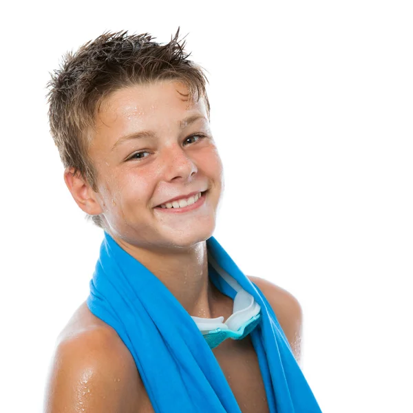 Cute tiener zwemmer met blauwe handdoek. — Stockfoto