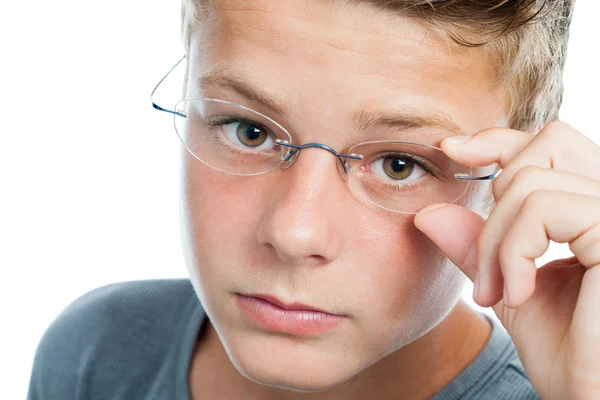 Gesichtsschuss eines Jungen mit Brille. — Stockfoto