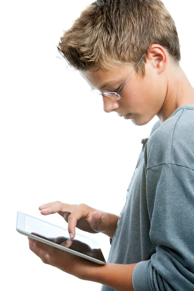 Jeune adolescent étudiant travaillant sur tablette . — Photo