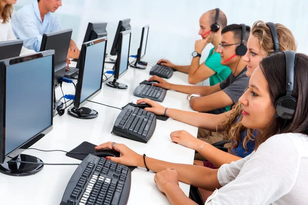 Pertukaran siswa yang bekerja pada komputer . — Stok Foto
