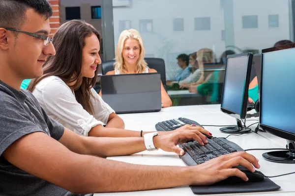 Studentengruppe, die am Computer trainiert. — Stockfoto