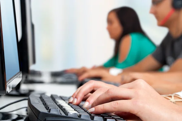 Mãos femininas no teclado no escritório . — Fotografia de Stock