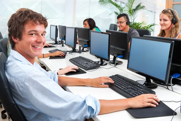 Giovane studente che lavora al computer in ufficio . — Foto Stock