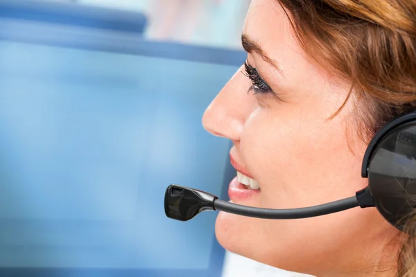 Woman talking on headset. — Stock Photo, Image