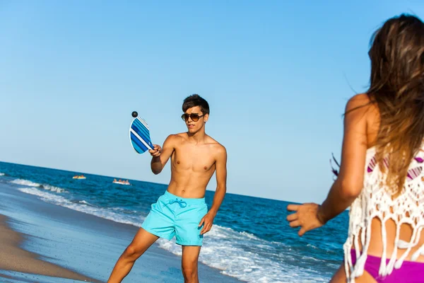 Casal jogando tênis de praia . — Fotografia de Stock