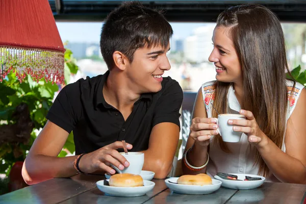 Teen pár těší kávy společně. — Stock fotografie