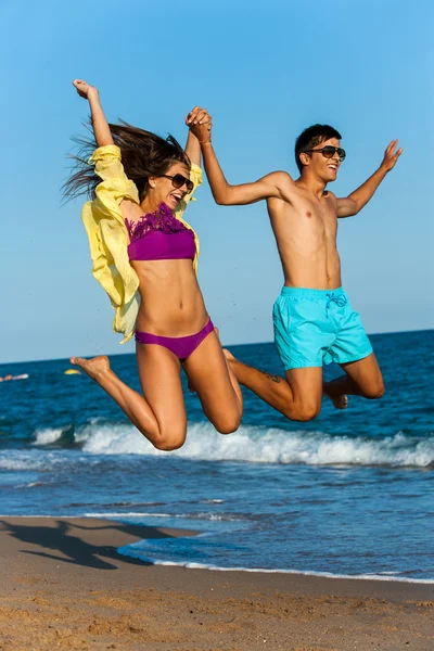 Couple adolescent en maillot de bain sautant . — Photo