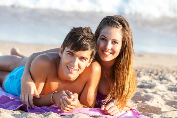 Adolescente casal juntos na praia . — Fotografia de Stock