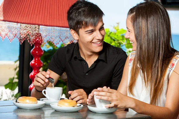 Pareja feliz tomando café juntos . —  Fotos de Stock