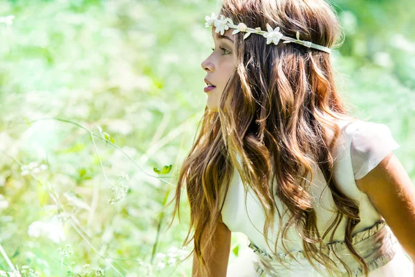 Leuk meisje dragen hoofdband in veld. — Stockfoto